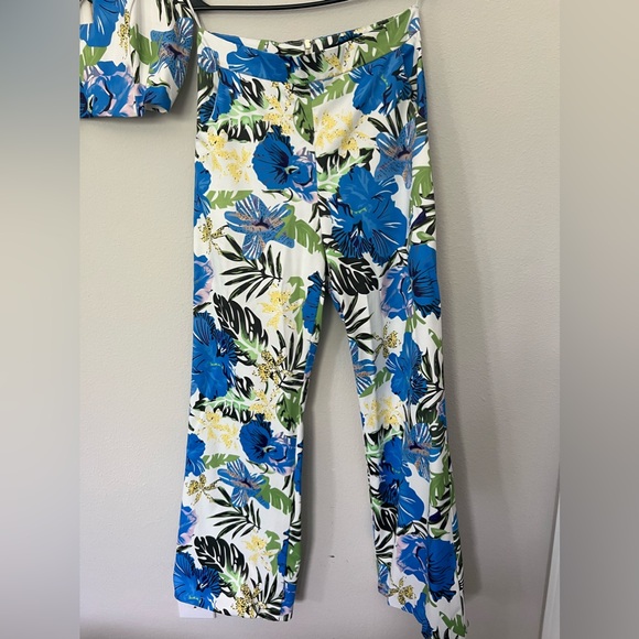 Beautiful two-piece women's floral suit set. - Picture 3 of 5